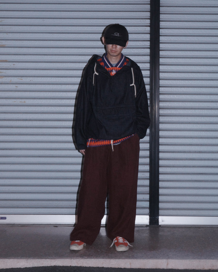 フード口のボタンの開閉により、首まわりのニュアンスを変えて楽しめる一着。素材には、経糸にコットンムラ糸、緯糸に綿麻混紡糸を使用した綿麻6ozデニムを採用しました。シャープなムラ感とリネン混ならではの粗野な風合いが、ヴィンテージの魅力を引き立てます。バイオウォッシュ加工を施すことで、使い始めから体に馴染む柔らかな質感に仕上げました。

A versatile piece featuring adjustable hood buttons to create a clean or relaxed neckline. Crafted from 6oz cotton-linen denim, the fabric combines sharp slub textures with the rustic feel of linen for an authentic vintage character. Treated with a bio-wash process, this INDIGO garment offers a soft, lived-in feel from the very first wear.