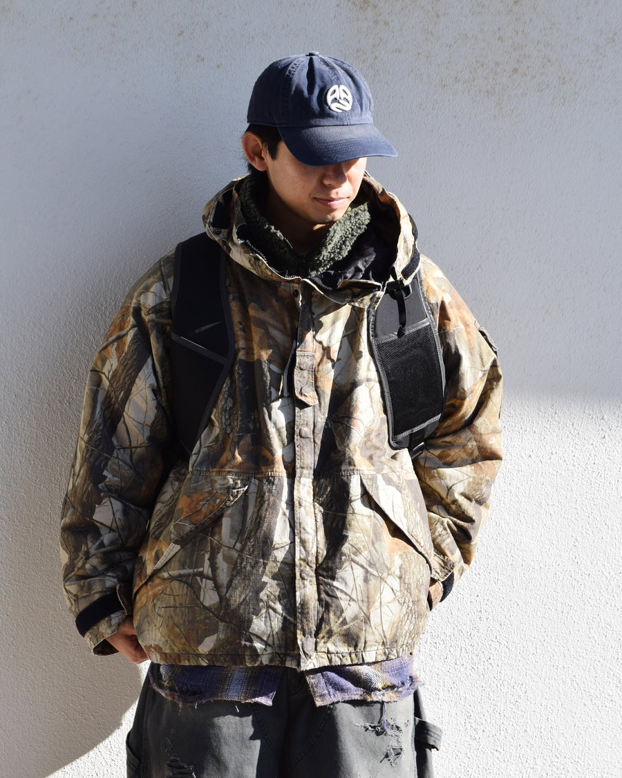 U.S. ARMYのフィールドジャケットをベースに再構築したパーカー。
中綿キルティングで重すぎず、長いシーズン着用可能です。
表地にはパラフィンコーティングを施し、軽い撥水性を付与。
20/リップストップ生地は高密度で裂けにくく耐久性も抜群。
マットな質感としなやかな風合いが特徴です。
仕上げにバイオウォッシュ加工を施しています。
A refined take on the U.S. Army field jacket silhouette.
Medium-weight quilted padding keeps it versatile across seasons.
The paraffin-coated outer provides light water repellency.
Crafted from 20/ripstop fabric for durability and tear resistance.
Features a matte appearance with a soft, supple texture.
Finished with a bio-wash treatment.