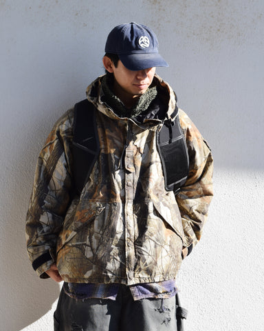U.S. ARMYのフィールドジャケットをベースに再構築したパーカー。
中綿キルティングで重すぎず、長いシーズン着用可能です。
表地にはパラフィンコーティングを施し、軽い撥水性を付与。
20/リップストップ生地は高密度で裂けにくく耐久性も抜群。
マットな質感としなやかな風合いが特徴です。
仕上げにバイオウォッシュ加工を施しています。
A refined take on the U.S. Army field jacket silhouette.
Medium-weight quilted padding keeps it versatile across seasons.
The paraffin-coated outer provides light water repellency.
Crafted from 20/ripstop fabric for durability and tear resistance.
Features a matte appearance with a soft, supple texture.
Finished with a bio-wash treatment.