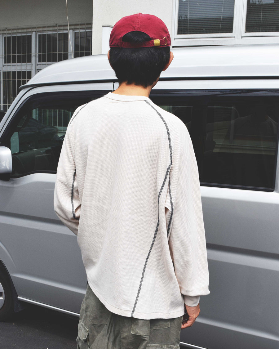 本体とは異なるカラーのステッチを配色としてデザインした中肉のベージュ色のワッフルロンT