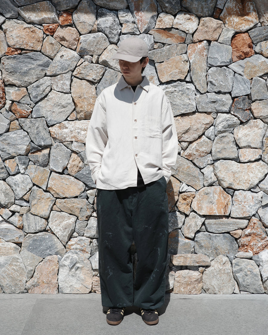 フロントに2タックを施し、ワタリから裾にかけてゆとりを持たせたワイルドなワイドシルエット。裾のドローコードでシルエットの変化も自在に楽しめます。素材には耐久性に優れ、綾織特有の柔らかさを持つ厚手チノクロスを採用。ストーンバイオウォッシュと汚し加工を重ねることで、長年穿き込んだようなリアルな質感と深みのある表情を引き出しました。

Wild, wide-silhouette pants with double-tucked fronts and adjustable hem drawcords. Crafted from durable, soft chino cloth, this CHARCOAL pair features a stone bio-wash and staining process. This creates an authentic, rugged texture and a deeply weathered look, blending vintage workwear aesthetics with a modern, voluminous fit.