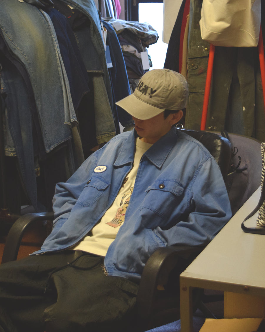 ヴィンテージのワークジャケットを現代的シルエットで再現。柔らかくコシのある20番手ツイルに、環境負荷を抑えた特殊エイジング・サンフェード加工を施し、長年着込んだようなリアルな色落ちを表現しました。
裏地には高密度なコットンスレーキを採用。鮮やかなブルーのボディに、オリジナルワッペンがアクセントを添える、風合い豊かな一着です。
A modern reimagining of the classic vintage work jacket. Made from soft 20s twill and treated with a special sun-fade process for a realistic aged look, this BLUE jacket features high-density lining and original custom patches for a unique, heritage-inspired finish.