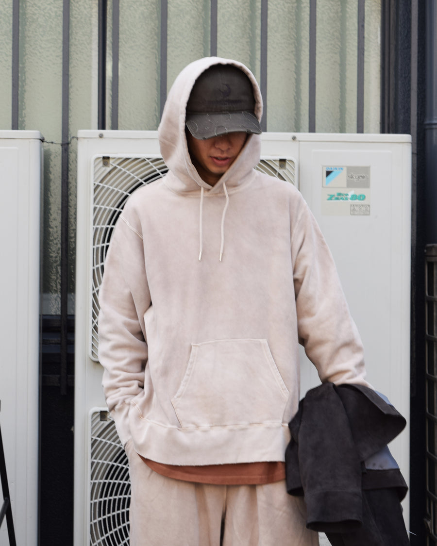 ANACHRONORMオリジナルのリバースウィーブスウェットパーカー。
ミニマルなデザインをベースに、特殊顔料染めを施すことで、深みのある独自の風合いを表現しています。生地には30/10裏毛を使用。低速で丁寧に編み立てることで、程よいハリとコシを残しつつ、ドライで繊細なタッチに仕上げています。ANACHRONORM’s original reverse-weave sweat parka.
Based on a minimalist design, it features special pigment dyeing that creates a rich and distinctive character.
Made from 30/10 French terry, the fabric is slowly knitted to retain a balanced firmness, offering a dry yet delicate touch.