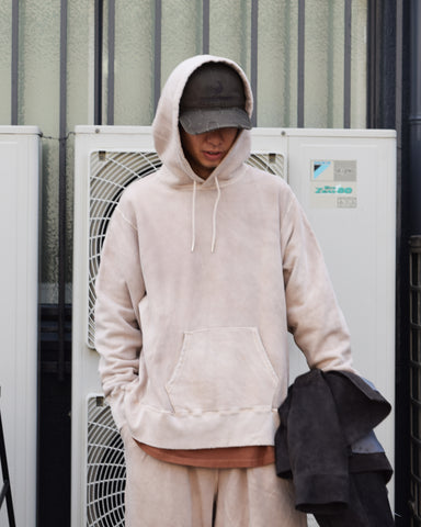 ANACHRONORMオリジナルのリバースウィーブスウェットパーカー。
ミニマルなデザインをベースに、特殊顔料染めを施すことで、深みのある独自の風合いを表現しています。生地には30/10裏毛を使用。低速で丁寧に編み立てることで、程よいハリとコシを残しつつ、ドライで繊細なタッチに仕上げています。ANACHRONORM’s original reverse-weave sweat parka.
Based on a minimalist design, it features special pigment dyeing that creates a rich and distinctive character.
Made from 30/10 French terry, the fabric is slowly knitted to retain a balanced firmness, offering a dry yet delicate touch.