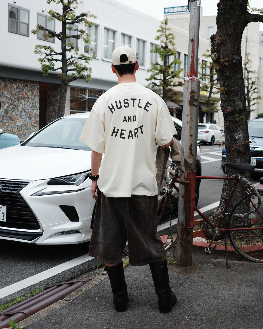 ANACHRONORM × Souvenyr NYC フェイシズ 半袖Tシャツ ベージュ | コラボグラフィック ニューヨーク コットン100%