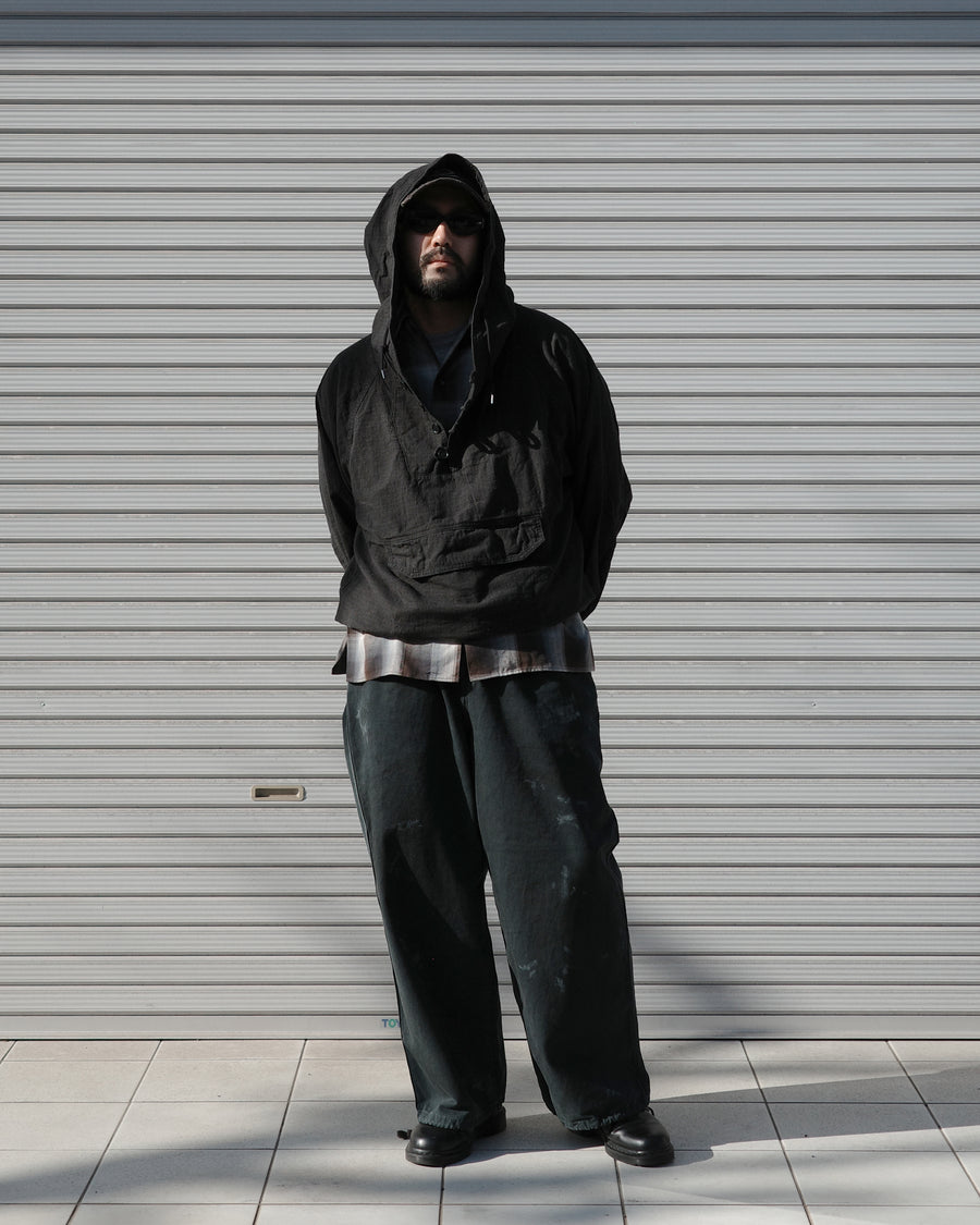 フロントに2タックを施し、ワタリから裾にかけてゆとりを持たせたワイルドなワイドシルエット。裾のドローコードでシルエットの変化も自在に楽しめます。素材には耐久性に優れ、綾織特有の柔らかさを持つ厚手チノクロスを採用。ストーンバイオウォッシュと汚し加工を重ねることで、長年穿き込んだようなリアルな質感と深みのある表情を引き出しました。

Wild, wide-silhouette pants with double-tucked fronts and adjustable hem drawcords. Crafted from durable, soft chino cloth, this CHARCOAL pair features a stone bio-wash and staining process. This creates an authentic, rugged texture and a deeply weathered look, blending vintage workwear aesthetics with a modern, voluminous fit.