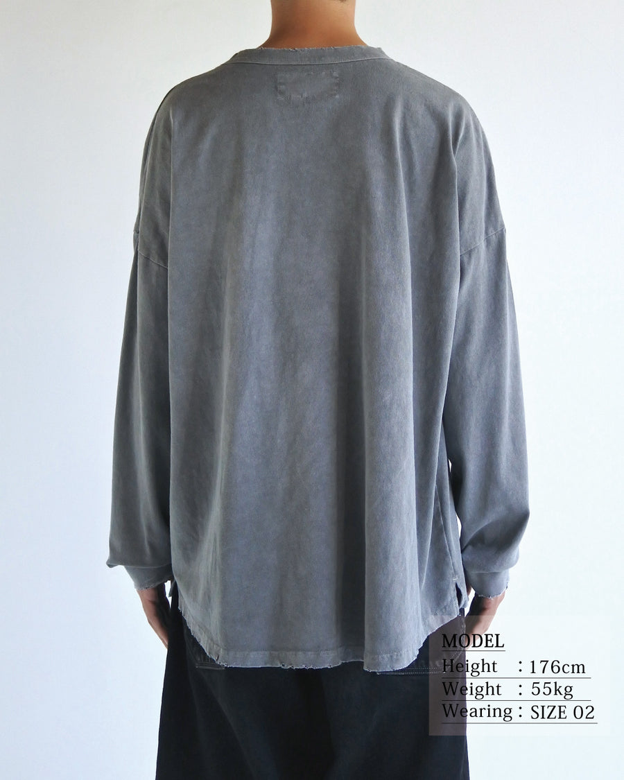 こだわりのオリジナルカラーで仕上げたロングスリーブTシャツ。幾度もの染色テストを重ね、他にはない絶妙な色味を追求しました。素材にはローゲージで編み立てたコットン天竺を採用し、程よい厚みとクリアな質感を両立。特殊顔料染めを施すことで、グレーの柔らかな発色の中に奥行きのある表情と、独特なこなれ感を引き出しています。

A long-sleeve T-shirt featuring a meticulously developed original color. Crafted from a relatively low-gauge cotton jersey for a clean yet structured look. This GRAY piece is treated with a special pigment dye, achieving a unique depth of color and a sophisticated, lived-in texture that results from extensive color testing.