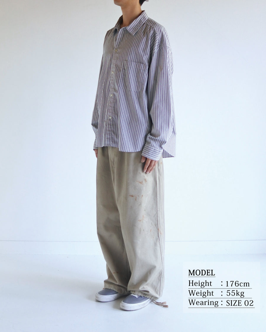 クリーンな高密度ストライプシャツに、スプレーによる顔料吹き付け加工を施し、自然なムラ感を与えた一着。リラックス感のあるシルエットが、上品さとラフさを絶妙なバランスで両立させています。素材には米綿100%の高密度ストライプ生地を採用。綿100%のナチュラルな風合いながら、シワになりにくい実用性も兼ね備えています。

A clean stripe shirt enhanced with a subtle pigment spray process for a natural, textured look. The relaxed silhouette perfectly balances elegance with a casual edge. Crafted from high-density US cotton stripe fabric, this WHITE STRIPE piece offers a crisp feel that is naturally wrinkle-resistant while maintaining the comfort of 100% cotton.