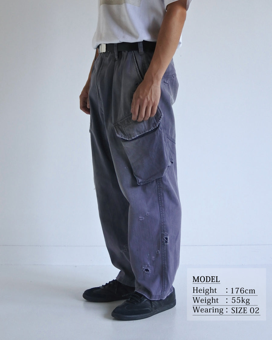 ミリタリートラウザーズを現代的にリファイン。斜めのカーゴポケットが実用的なアクセントを添え、洗練されたテーパードラインが際立ちます。素材には肌馴染みの良い10sヘリンボンを採用。環境に配慮した特殊エイジング・サンフェード加工と随所のリメイクにより、リアリティのある褪色感とヴィンテージな佇まいを表現しました。

Modernized military trousers with a refined tapered fit and slanted cargo pockets. Crafted from soft 10s herringbone, this CHARCPAL pair features special sun-fading and remake details. It achieves an authentic, time-worn vintage character while utilizing eco-conscious processing to minimize environmental impact.