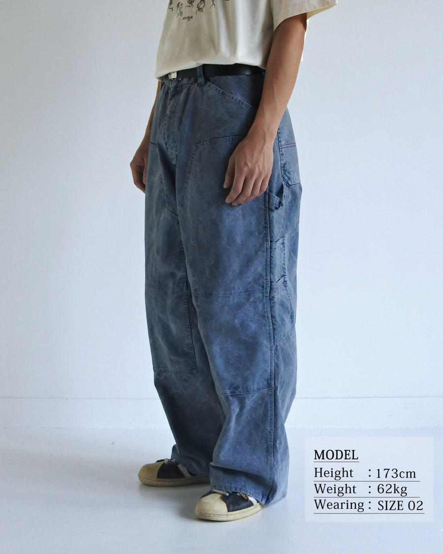 通年着用できるスタンダードなペインターパンツ。ややワイドで長めに設定したレングスは、ミリ単位の調整により絶妙なバランスに仕上げました。素材には強度と耐久性に優れた8号帆布を採用。特殊顔料染めを施すことで、ムラ感のある独自の奥行きと、穿き込むほどにアタリが増す豊かな経年変化を楽しめる一本です。

Standard painter pants designed for year-round wear. The slightly wide, long-length silhouette has been carefully refined for a perfect balance. Crafted from durable No.8 canvas, this BLUE pair features a special pigment dye that creates a unique, mottled depth. The rugged fabric is built to develop a beautiful patina and character over time.