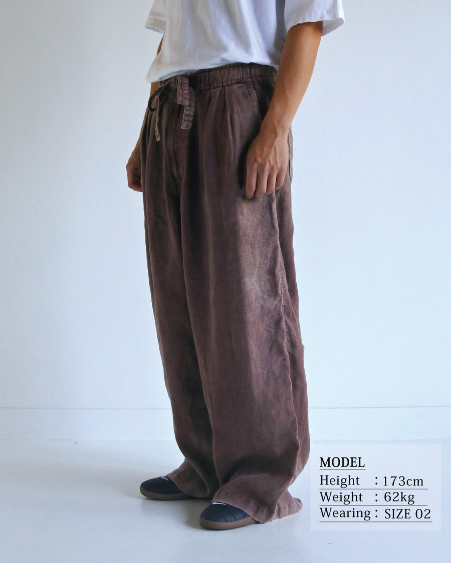 肉厚でとろみのあるフレンチリネンを使用した、ワイドシルエットのイージーパンツ。硫化染め後に水を使わない「サスティナブルブリーチ」を施し、環境に配慮しつつ長年穿き込んだような色褪せと深みを表現しました。リネン特有の清涼感と、腰の抜けた柔らかな肌馴染みが、極上のリラックス感と快適な穿き心地を実現します。Wide easy pants in thick, supple French linen. Featuring eco-friendly waterless bleach on sulphur-dyed fabric, they offer a vintage fade with a soft, broken-in feel. The spacious fit and breathable texture ensure ultimate comfort.