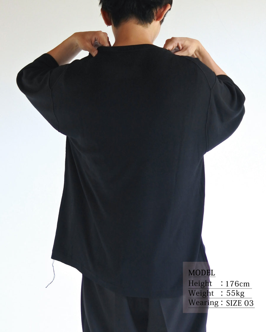 ディテールを極限まで削ぎ落とし、着心地とシルエットを追求したニットTシャツ。気候変化に対応する新たなアプローチとして、軽量で吸水・放湿性に優れた竹（バンブー）素材を採用しました。滑らかでとろみのある肌触りと、袖を通した瞬間に感じる清涼感は格別です。家庭洗濯も可能で、日常に圧倒的な心地よさを提供します。

A minimalist knit T-shirt focused entirely on fit and comfort. Crafted from bamboo yarn, this lightweight, durable material offers exceptional moisture absorption and a refreshing cool-to-the-touch feel. This BLACK piece features a silky, fluid drape that provides overwhelming comfort, perfect for changing climates, and is conveniently home-washable.