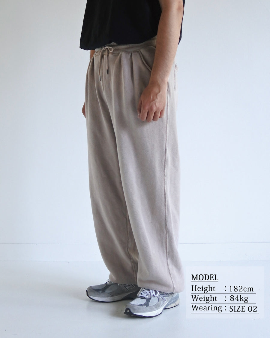 フロントにタックを施し、腰まわりに程よいゆとりをもたせたスウェットパンツ。ミニマルなシルエットをベースに、特殊顔料染め加工によって、奥行きのある独自の風合いを表現しています。生地には30/10裏毛を使用。
低速で丁寧に編み立てることで、程よいハリとコシを残しつつ、ドライで繊細なタッチに仕上げています。These sweatpants feature front tucks that create a comfortable amount of room around the waist.
Based on a clean silhouette, special pigment dyeing adds depth and a distinctive character to the fabric.
Made from 30/10 French terry, the fabric is slowly knitted to retain a balanced firmness, offering a dry yet delicate touch.