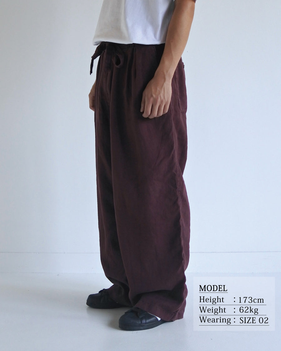 リネン特有のナチュラルな質感を活かした、ワイドシルエットのイージーパンツ。肉厚ながら「とろみ」のある柔らかなフレンチリネンを採用し、清涼感のある快適な穿き心地を実現しました。硫化染めによる製品染めを施すことで、素材の魅力を引き立てる奥行きのある表情に仕上げた、リラックス感漂う一本です。
Wide-silhouette easy pants designed to showcase the natural texture of linen. Crafted from thick yet supple French Linen for a cool, soft touch. This BURGUNDY pair is treated with a sulfur-dye process, enhancing the material's depth and character to create a relaxed, comfortable garment with a unique, lived-in feel.