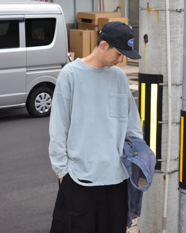 鹿の子生地を使用し硫化染サスティナブルブリーチ加工しダメージを加えたライトブルー色のロングスリーブTシャツ