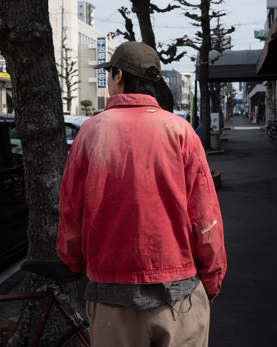 ヴィンテージのワークジャケットを現代的シルエットで再現。柔らかくコシのある20番手ツイルに、環境負荷を抑えた特殊エイジング・サンフェード加工、さらにダメージ加工を施すことで、長年着込んだようなリアルな色落ちと風合いを忠実に表現しました。裏地には高密度なコットンスレーキを採用。鮮やかなREDのボディに、オリジナルワッペンがアクセントを添える、ヴィンテージ感溢れる一着です。
A modern reimagining of the classic vintage work jacket. Made from soft 20s twill and treated with a special sun-fade and damage process for a realistic, time-worn look. This RED jacket features high-density lining and original custom patches, creating a unique, heritage-inspired finish with authentic distressing.