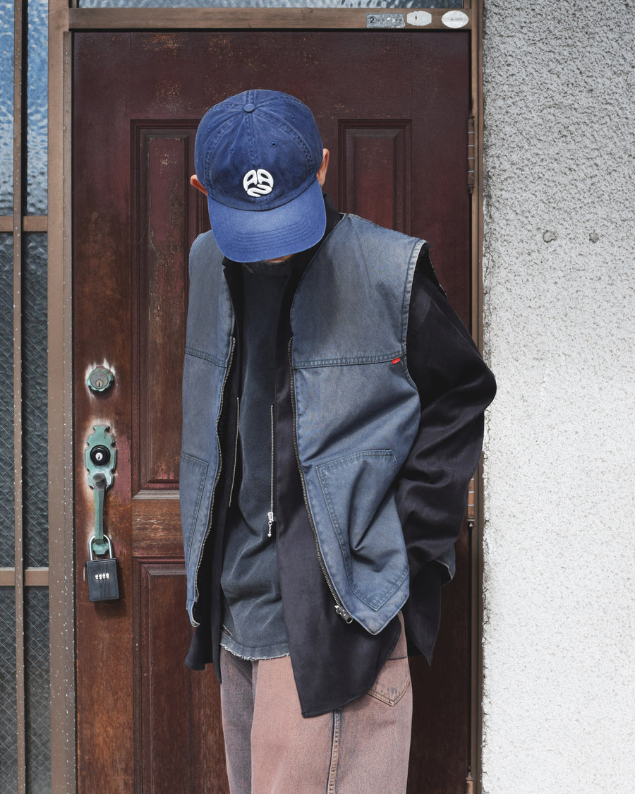 ■リバーシブルで着用が可能なダック×ボアのワークベスト。
カラーはブラック。
某ワークブランドよりも生地の重量が軽量なのでストレスの少ないライトな着用感も魅力的です。

■表地 : 11号帆布生地
頒布の中で最も薄手の11号を使用しており、強度・耐久性に優れ、着用を重ねるごとにアタリなどの経年変化を感じられる素材です。
■裏地 : シープボア
毛足がありながら、ざらつきが少ないソフトなボア生地です。

■加工 : 特殊エイジング加工/サンフェードダメージ加工
水や薬品の使用量を軽減させながら生地の凹凸部分のアタリを強調させ、同時に脱色させる特殊加工です。
さらにダメージ加工を施しております。