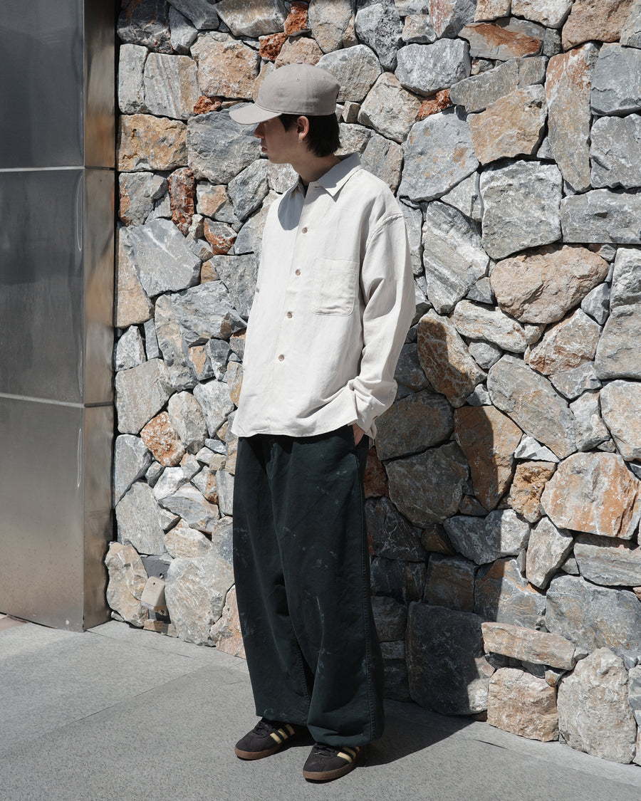 ミニマルなデザインのオープンカラーシャツ。レーヨンリネン特有の自然なドレープ感を活かし、リラックス感のあるゆとりを持たせたシルエットに仕上げました。麻のスラブ感が際立つざっくりとした表情ながら、清涼感のある薄手素材を採用。バイオワッシャー加工を施すことで、さらりとした肌触りとしなやかさを高めた、非常に心地よい一着です。

A minimalist open-collar shirt designed to highlight the natural drape of its fabric. Crafted from a rayon-linen bio-washer blend, this OFF WHITE piece features a breathable, textured look with a cool, lightweight feel. The bio-wash treatment enhances the rayon's suppleness and the linen's crispness, resulting in a soft, smooth texture that is exce