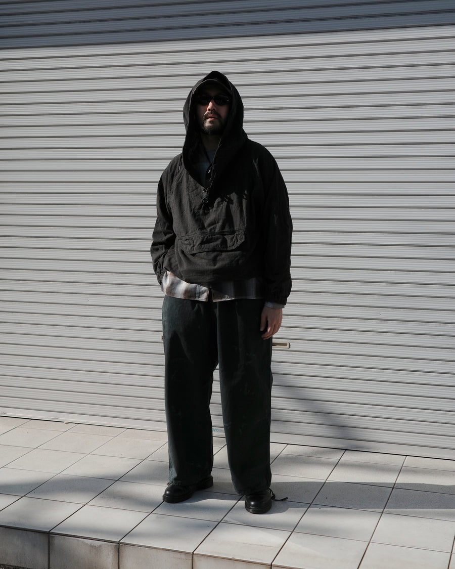 フード口のボタンの開閉により、首周りのニュアンスを自在に調整できる一着。素材には、麻カスや節を活かしたネップ糸を織り交ぜたコットンリネンチェックを採用しました。ドライタッチな生地にワンウォッシュを施すことで、麻特有のハリ感を残しつつ、肌馴染みの良い柔らかな風合いと豊かな表情を引き出しています。

This piece features adjustable hood buttons to alternate between a clean look and a relaxed neckline. Crafted from a cotton-linen check weave with rustic nep yarns, it highlights the natural texture of the fibers. The BLACK fabric is one-washed to balance a crisp, dry touch with a soft, broken-in feel, creating a sophisticated yet comfortable aesthetic.