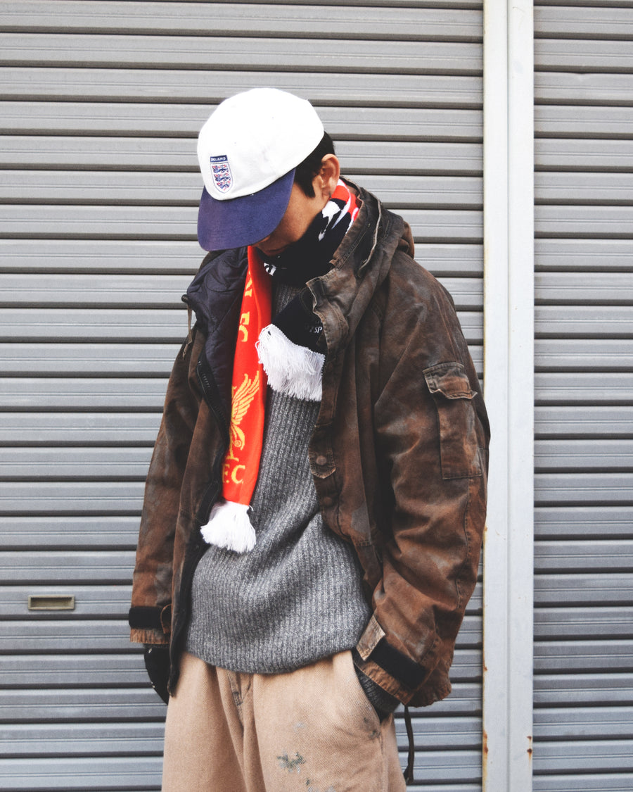 U.S. ARMYのフィールドジャケットをベースに再構築したパーカー。
中綿キルティングを採用し、重すぎず長いシーズン着用可能。
表地はパラフィンコーティングによる軽い撥水性を備えています。
20/リップストップ生地は裂けにくく、マットでしなやかな質感が特徴。
硫化染め後、水を一切使わないサステナブルブリーチを施した特別加工。
独特の風合いと環境配慮を両立した一着です。
A refined take on the U.S. Army field jacket silhouette.
Medium-weight quilted padding offers seasonal versatility without excess bulk.
The paraffin-coated shell provides light water repellency.
Crafted from durable 20/ripstop with a matte, supple texture.
Finished with sulfide dye and a fully water-free sustainable bleachi