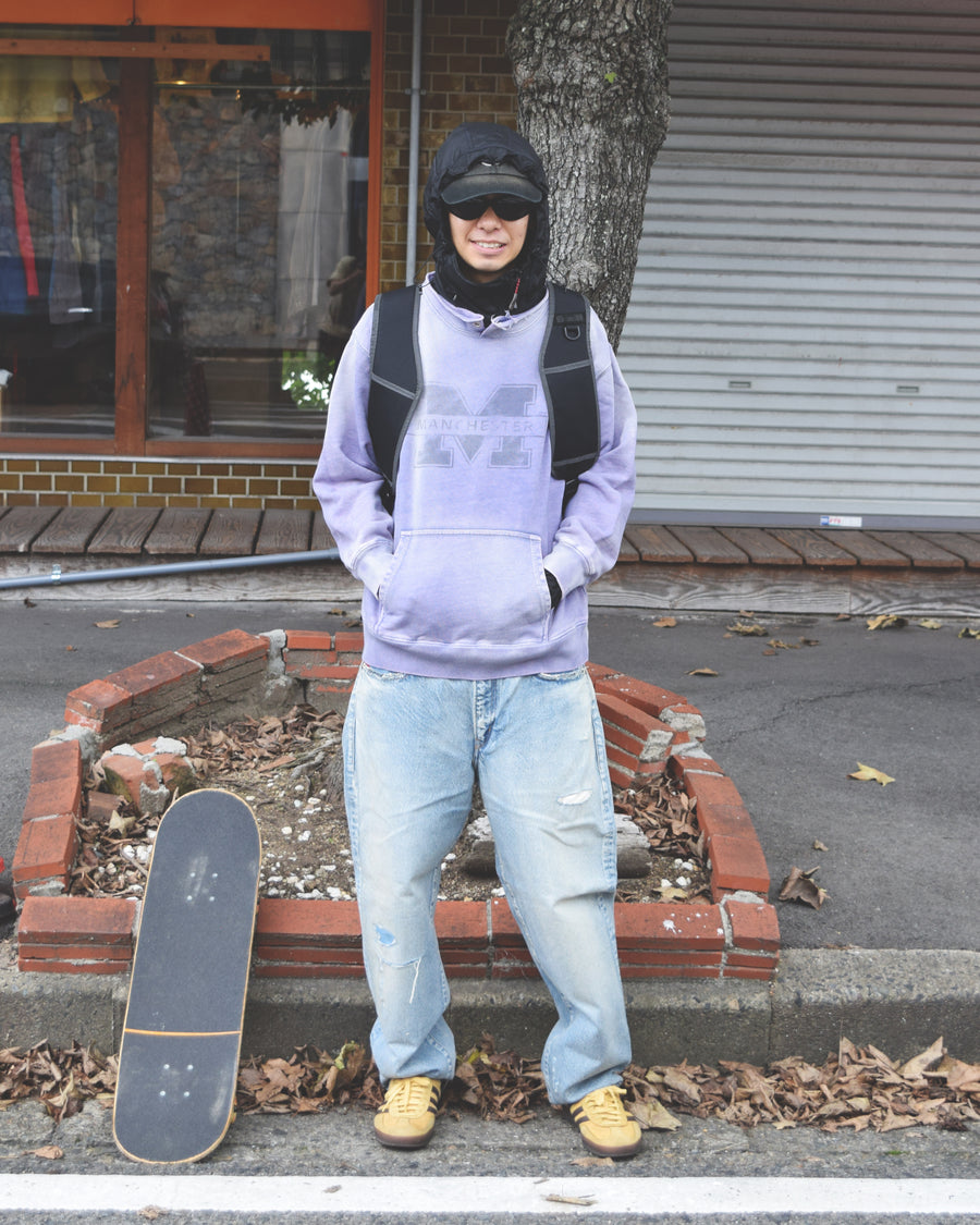 フードをカットオフした薄いネイビー色のスウェットパーカー。
染色と加工によって日焼けし褪せたようなリアルな表情を出しています。