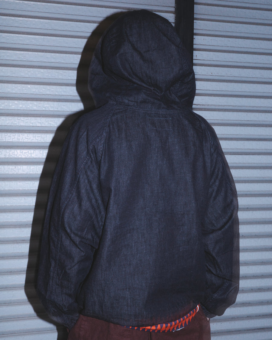 フード口のボタンの開閉により、首まわりのニュアンスを変えて楽しめる一着。素材には、経糸にコットンムラ糸、緯糸に綿麻混紡糸を使用した綿麻6ozデニムを採用しました。シャープなムラ感とリネン混ならではの粗野な風合いが、ヴィンテージの魅力を引き立てます。バイオウォッシュ加工を施すことで、使い始めから体に馴染む柔らかな質感に仕上げました。

A versatile piece featuring adjustable hood buttons to create a clean or relaxed neckline. Crafted from 6oz cotton-linen denim, the fabric combines sharp slub textures with the rustic feel of linen for an authentic vintage character. Treated with a bio-wash process, this INDIGO garment offers a soft, lived-in feel from the very first wear.