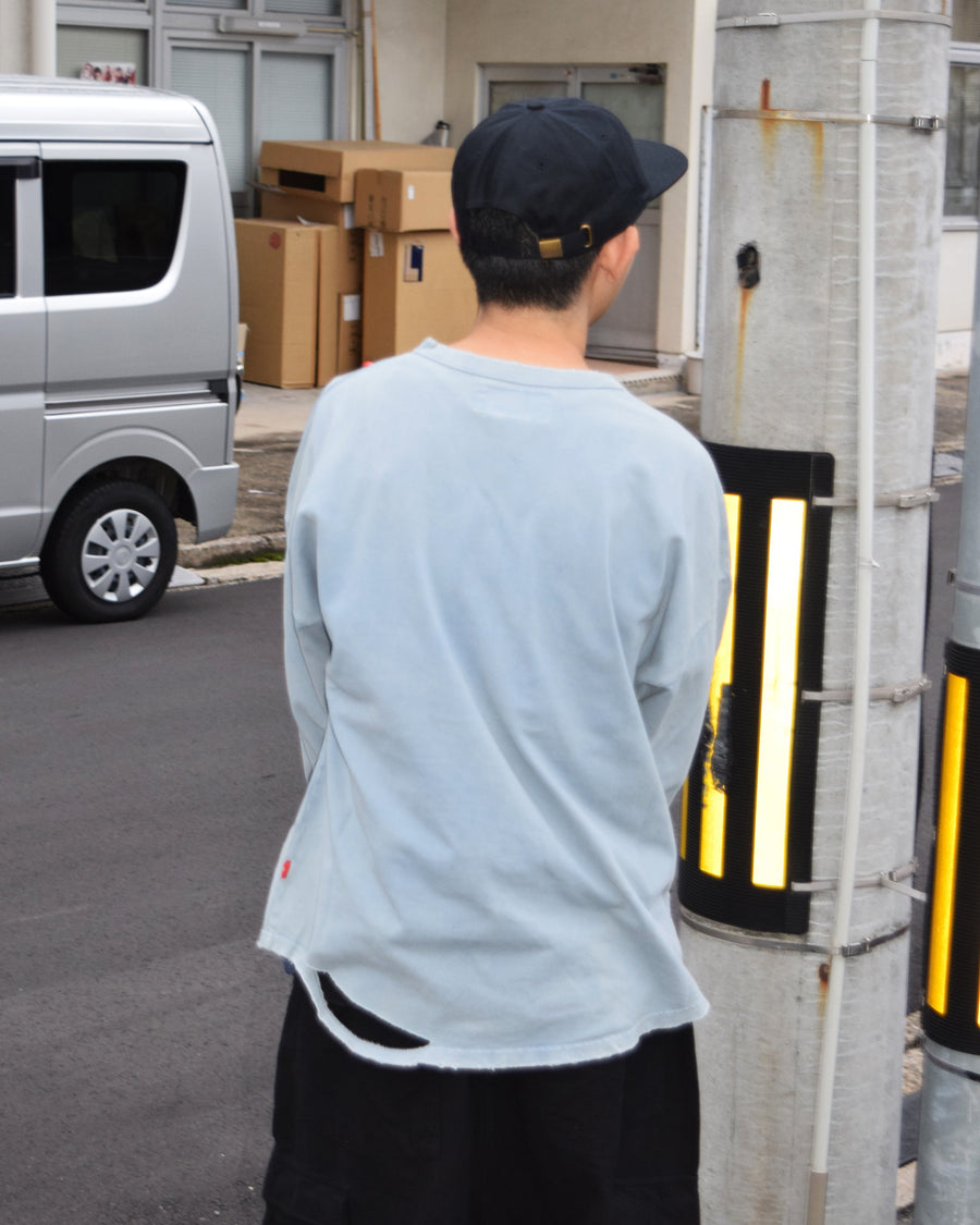 鹿の子生地を使用し硫化染サスティナブルブリーチ加工しダメージを加えたライトブルー色のロングスリーブTシャツ