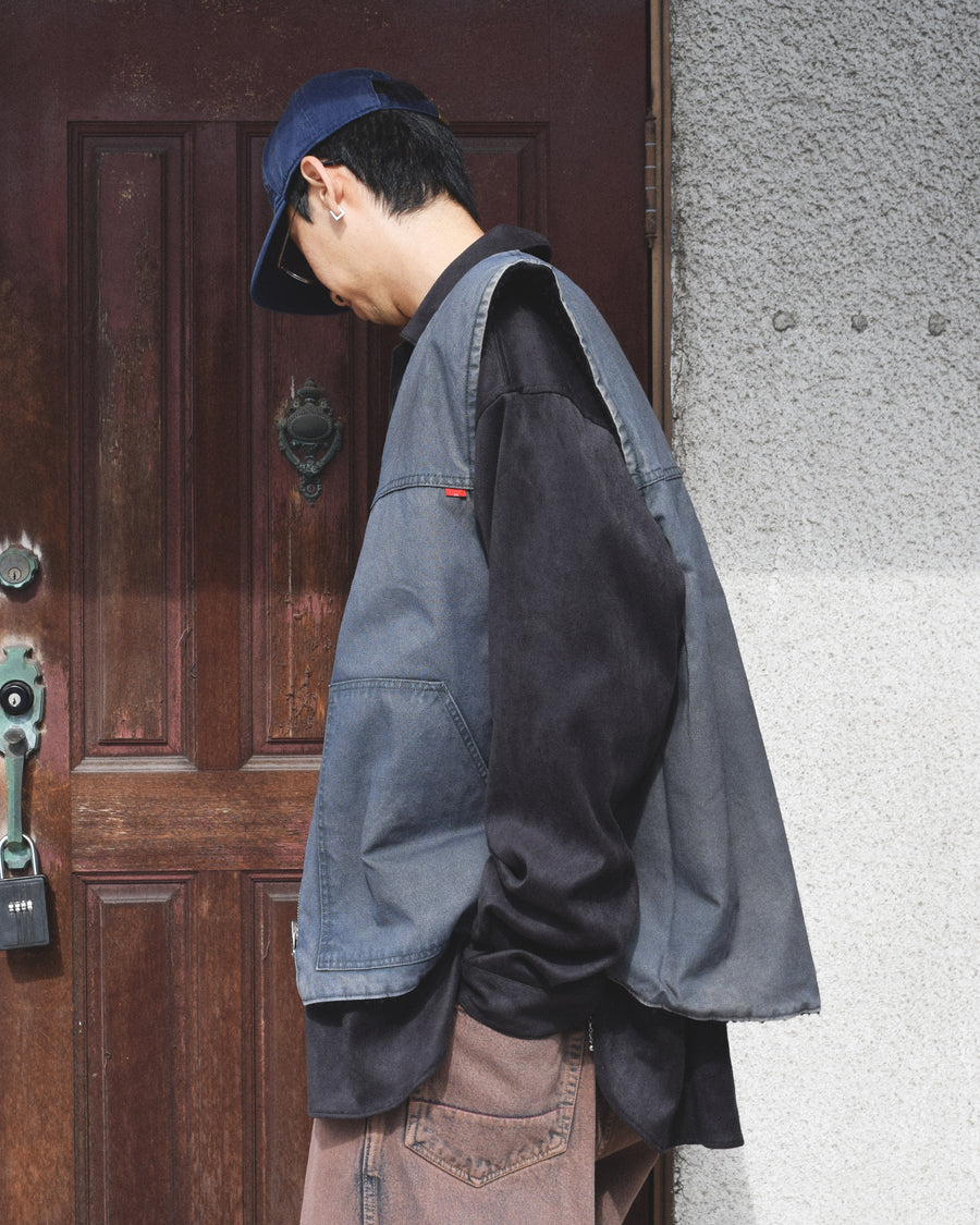 ■リバーシブルで着用が可能なダック×ボアのワークベスト。
カラーはブラック。
某ワークブランドよりも生地の重量が軽量なのでストレスの少ないライトな着用感も魅力的です。

■表地 : 11号帆布生地
頒布の中で最も薄手の11号を使用しており、強度・耐久性に優れ、着用を重ねるごとにアタリなどの経年変化を感じられる素材です。
■裏地 : シープボア
毛足がありながら、ざらつきが少ないソフトなボア生地です。

■加工 : 特殊エイジング加工/サンフェードダメージ加工
水や薬品の使用量を軽減させながら生地の凹凸部分のアタリを強調させ、同時に脱色させる特殊加工です。
さらにダメージ加工を施しております。