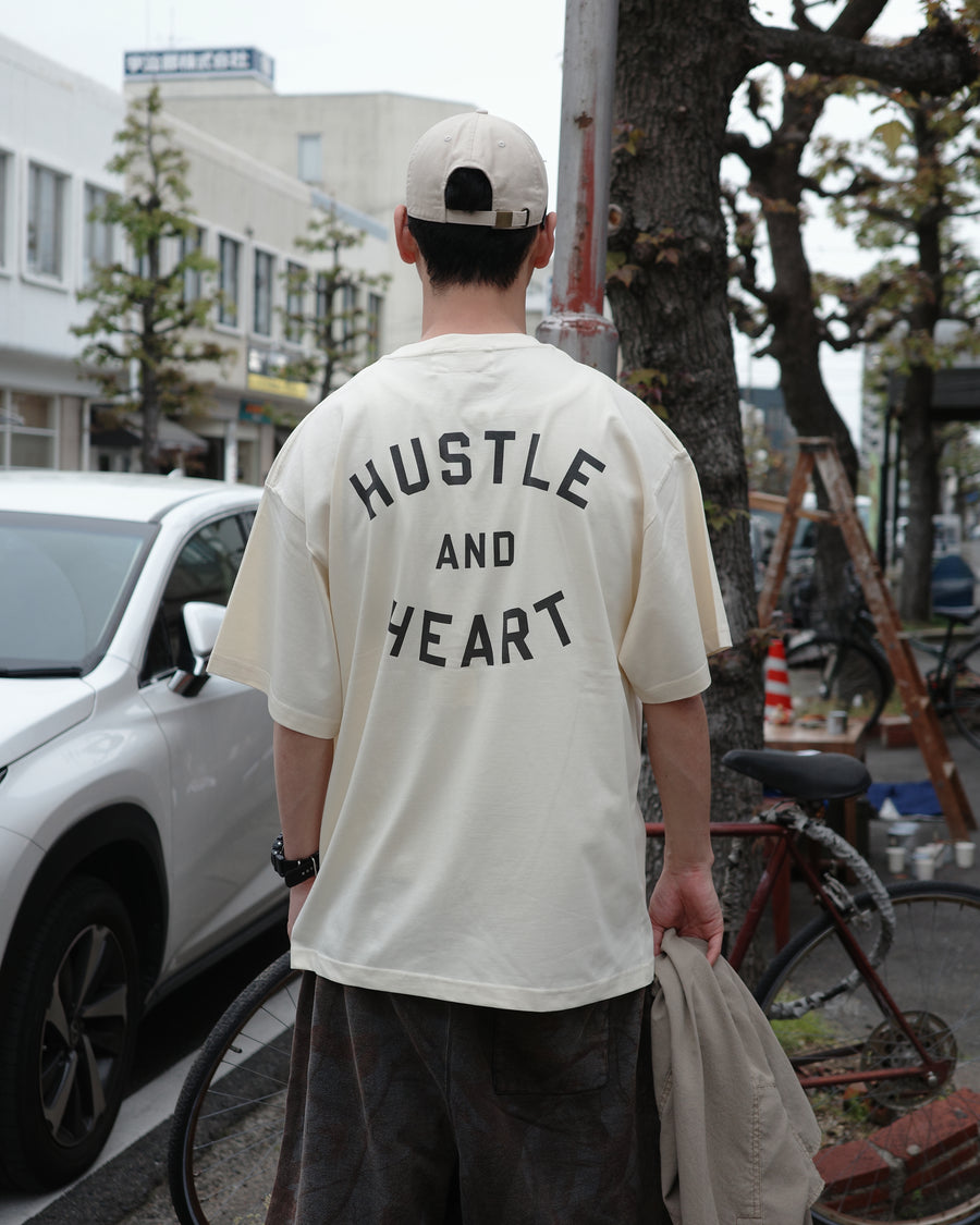 ANACHRONORM × Souvenyr NYC フェイシズ 半袖Tシャツ ベージュ | コラボグラフィック ニューヨーク コットン100%