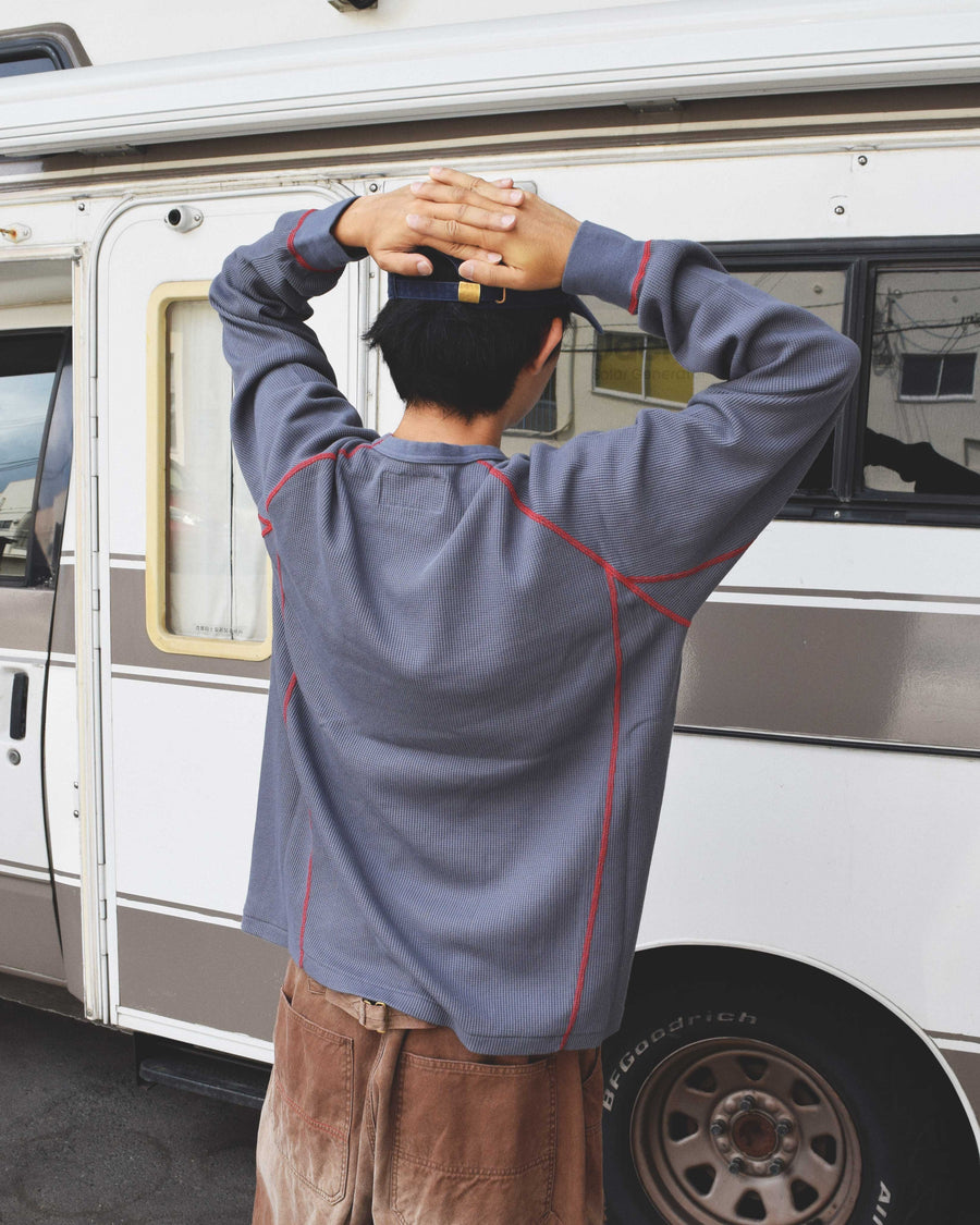 本体とは異なるカラーのステッチを配色としてデザインした中肉のブルーグレイ色のワッフルロンT