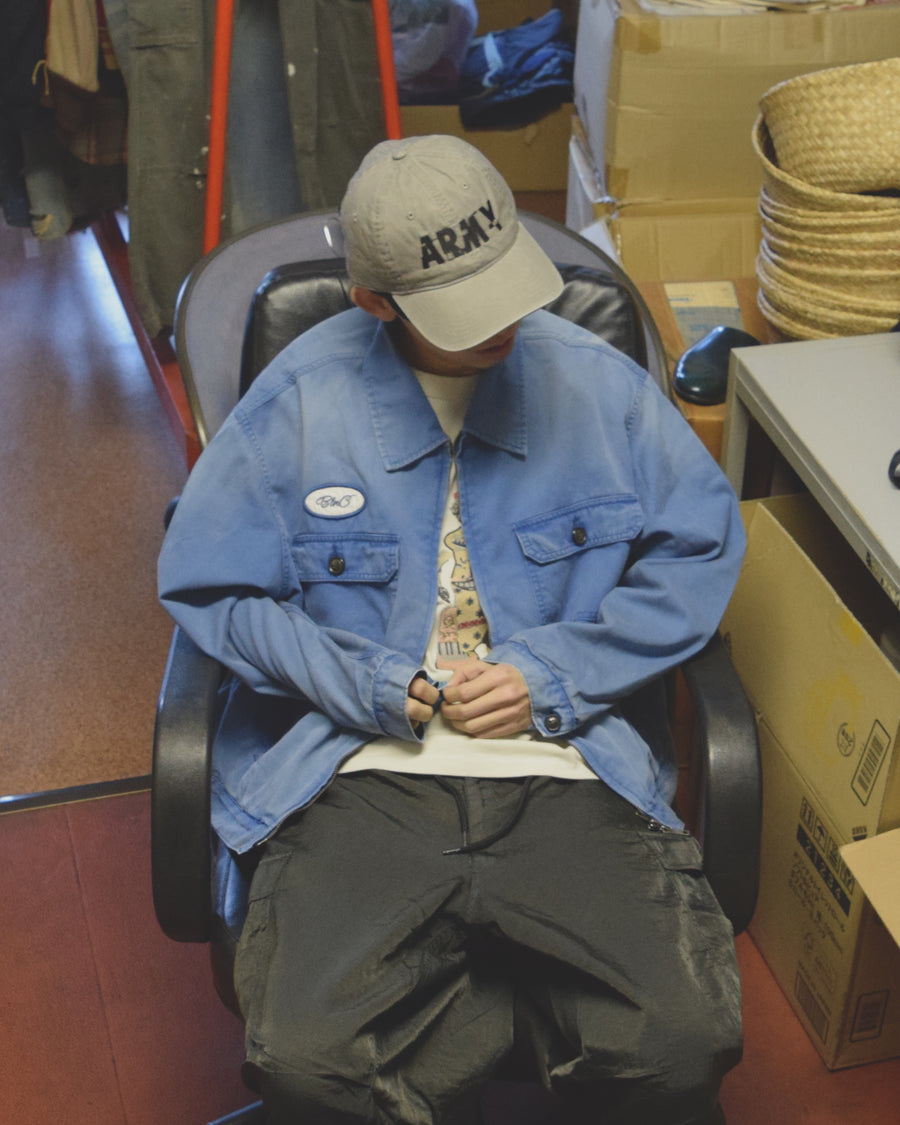 ヴィンテージのワークジャケットを現代的シルエットで再現。柔らかくコシのある20番手ツイルに、環境負荷を抑えた特殊エイジング・サンフェード加工を施し、長年着込んだようなリアルな色落ちを表現しました。
裏地には高密度なコットンスレーキを採用。鮮やかなブルーのボディに、オリジナルワッペンがアクセントを添える、風合い豊かな一着です。
A modern reimagining of the classic vintage work jacket. Made from soft 20s twill and treated with a special sun-fade process for a realistic aged look, this BLUE jacket features high-density lining and original custom patches for a unique, heritage-inspired finish.