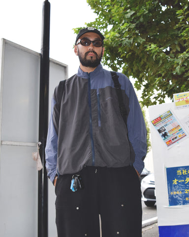 総裏メッシュのウィンドブレーカー。
90年代の某アウトドアブランドからイメージし、ネイビーとブラックの配色のデザインが特徴です。