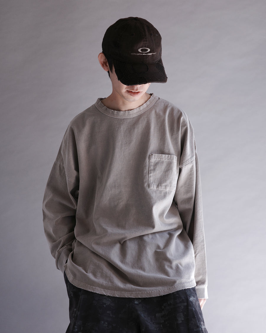 こだわりのオリジナルカラーで仕上げたロングスリーブTシャツ。幾度もの染色テストを重ね、他にはない絶妙な色味を追求しました。素材にはローゲージで編み立てたコットン天竺を採用し、程よい厚みとクリアな質感を両立。特殊顔料染めを施すことで、BEIGEの柔らかな発色の中に奥行きのある表情と、独特なこなれ感を引き出しています。

A long-sleeve T-shirt featuring a meticulously developed original color. Crafted from a relatively low-gauge cotton jersey for a clean yet structured look. This BEIGE piece is treated with a special pigment dye, achieving a unique depth of color and a sophisticated, lived-in texture that results from extensive color testing.