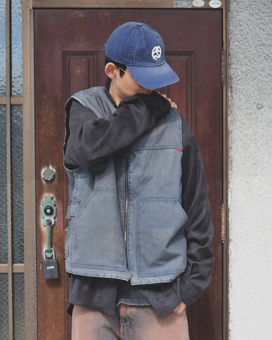 ■リバーシブルで着用が可能なダック×ボアのワークベスト。
カラーはブラック。
某ワークブランドよりも生地の重量が軽量なのでストレスの少ないライトな着用感も魅力的です。

■表地 : 11号帆布生地
頒布の中で最も薄手の11号を使用しており、強度・耐久性に優れ、着用を重ねるごとにアタリなどの経年変化を感じられる素材です。
■裏地 : シープボア
毛足がありながら、ざらつきが少ないソフトなボア生地です。

■加工 : 特殊エイジング加工/サンフェードダメージ加工
水や薬品の使用量を軽減させながら生地の凹凸部分のアタリを強調させ、同時に脱色させる特殊加工です。
さらにダメージ加工を施しております。