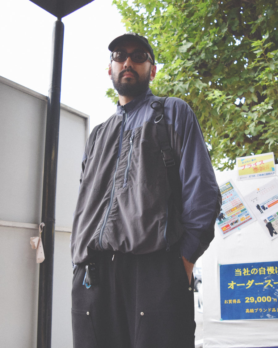 総裏メッシュのウィンドブレーカー。
90年代の某アウトドアブランドからイメージし、ネイビーとブラックの配色のデザインが特徴です。