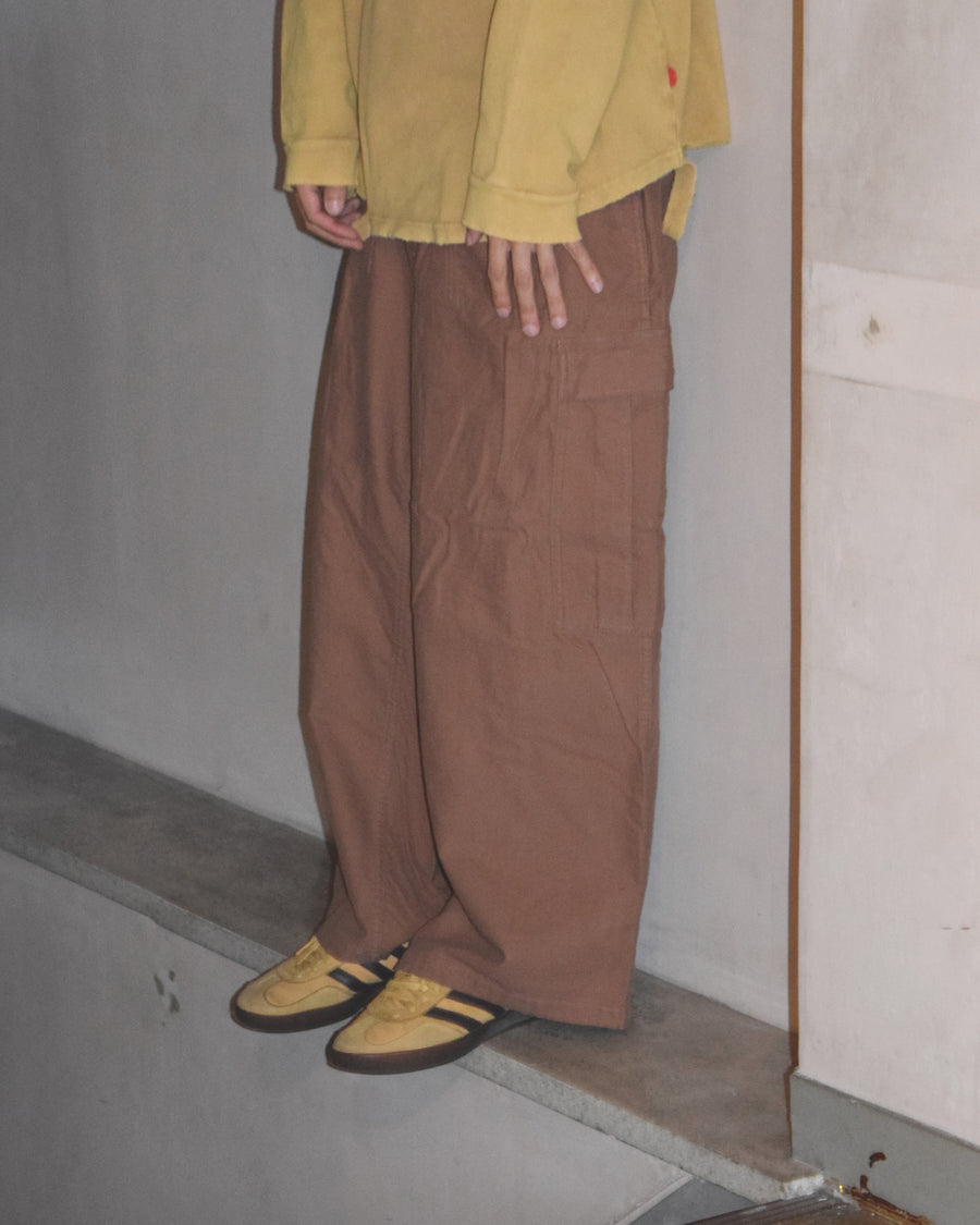 ソフトなタッチのコットンスウェード素材を使用したピンクベージュ色のベイカーカーゴパンツ