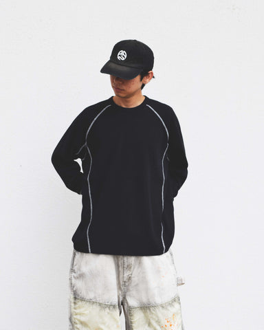 本体とは異なるカラーのステッチを配色としてデザインした中肉の黒色のワッフルロンT