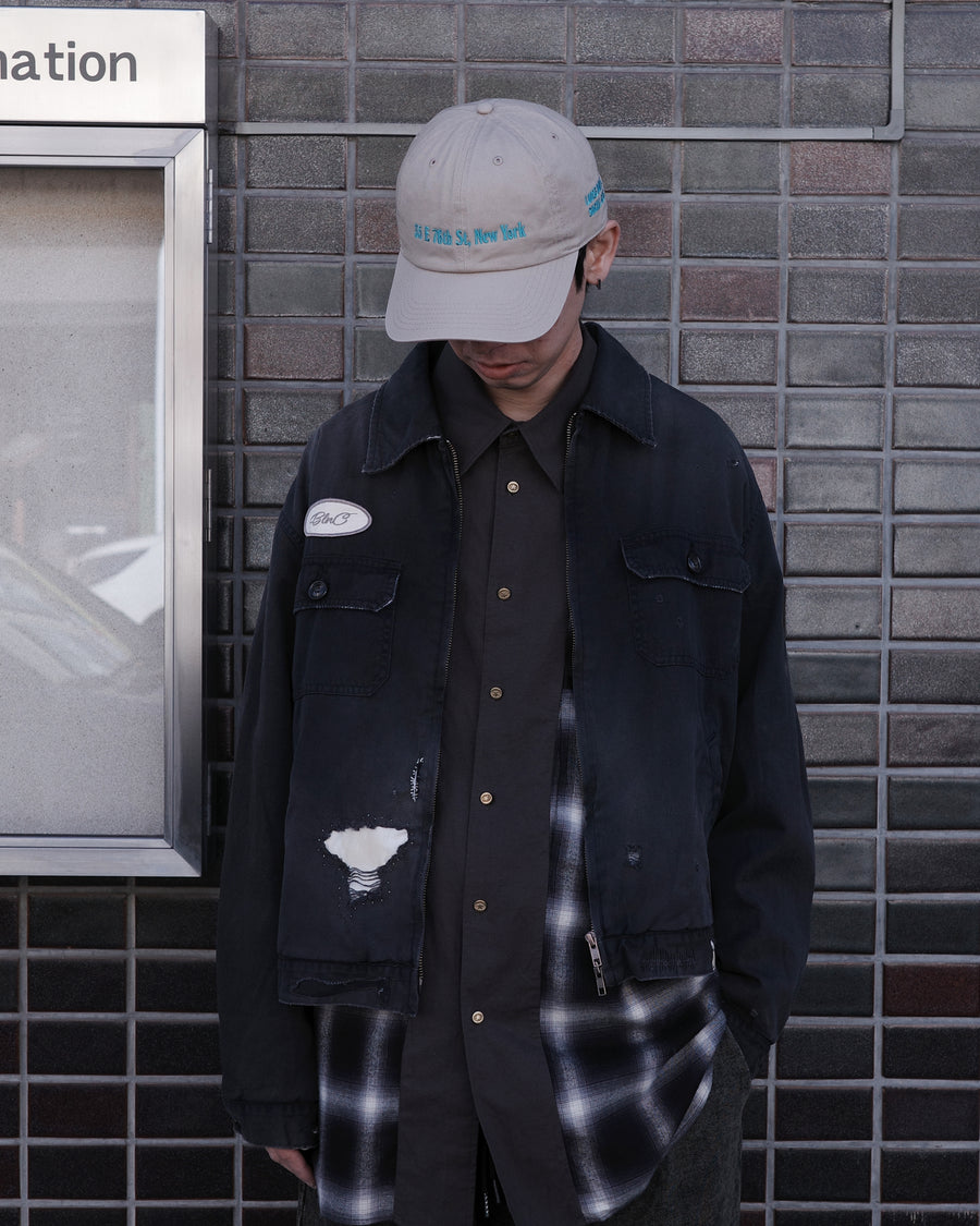 ヴィンテージのワークジャケットを現代的シルエットで再現。柔らかくコシのある20番手ツイルに、環境負荷を抑えた特殊エイジング・サンフェード加工を施し、長年着込んだようなリアルな色落ちを表現しました。
裏地には高密度なコットンスレーキを採用。鮮やかなブラックのボディに、オリジナルワッペンがアクセントを添える、風合い豊かな一着です。
A modern reimagining of the classic vintage work jacket. Made from soft 20s twill and treated with a special sun-fade process for a realistic aged look, this BLACK jacket features high-density lining and original custom patches for a unique, heritage-inspired finish.