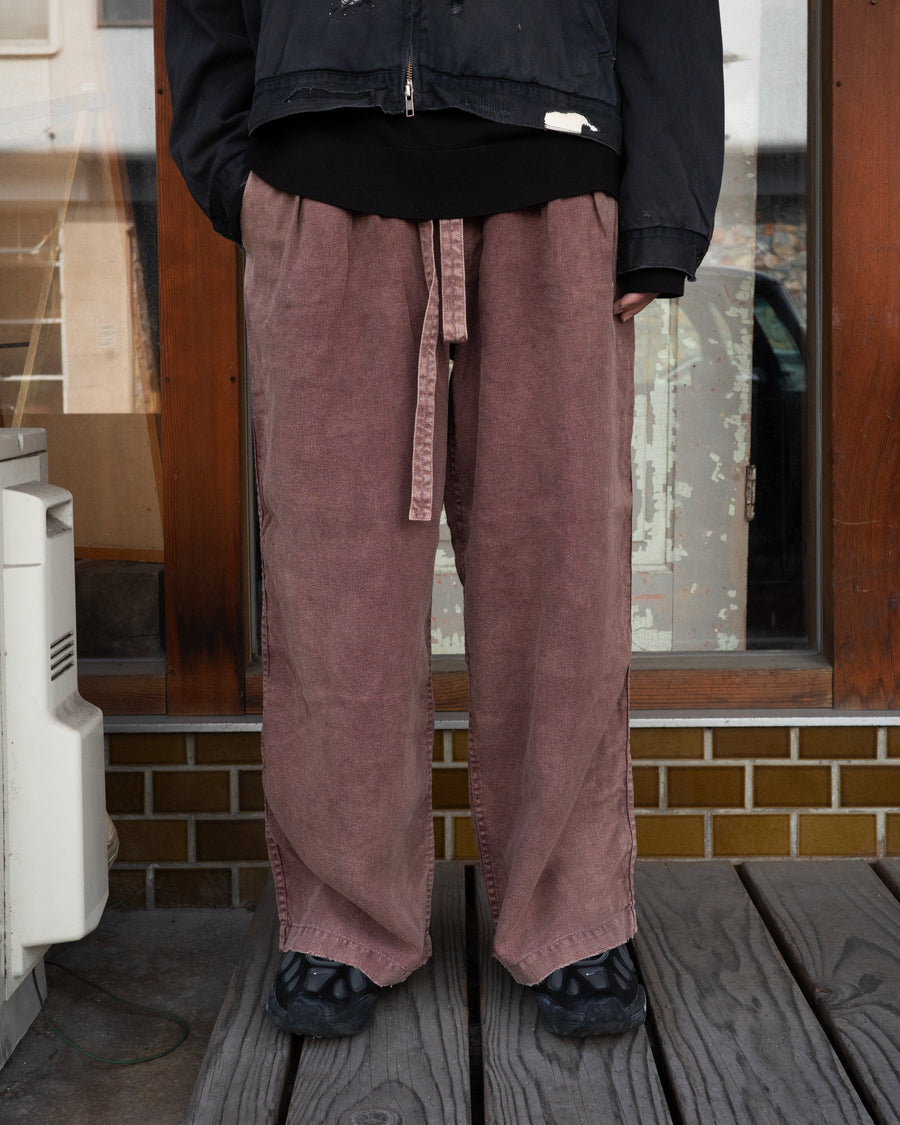 肉厚でとろみのあるフレンチリネンを使用した、ワイドシルエットのイージーパンツ。硫化染め後に水を使わない「サスティナブルブリーチ」を施し、環境に配慮しつつ長年穿き込んだような色褪せと深みを表現しました。リネン特有の清涼感と、腰の抜けた柔らかな肌馴染みが、極上のリラックス感と快適な穿き心地を実現します。Wide easy pants in thick, supple French linen. Featuring eco-friendly waterless bleach on sulphur-dyed fabric, they offer a vintage fade with a soft, broken-in feel. The spacious fit and breathable texture ensure ultimate comfort.