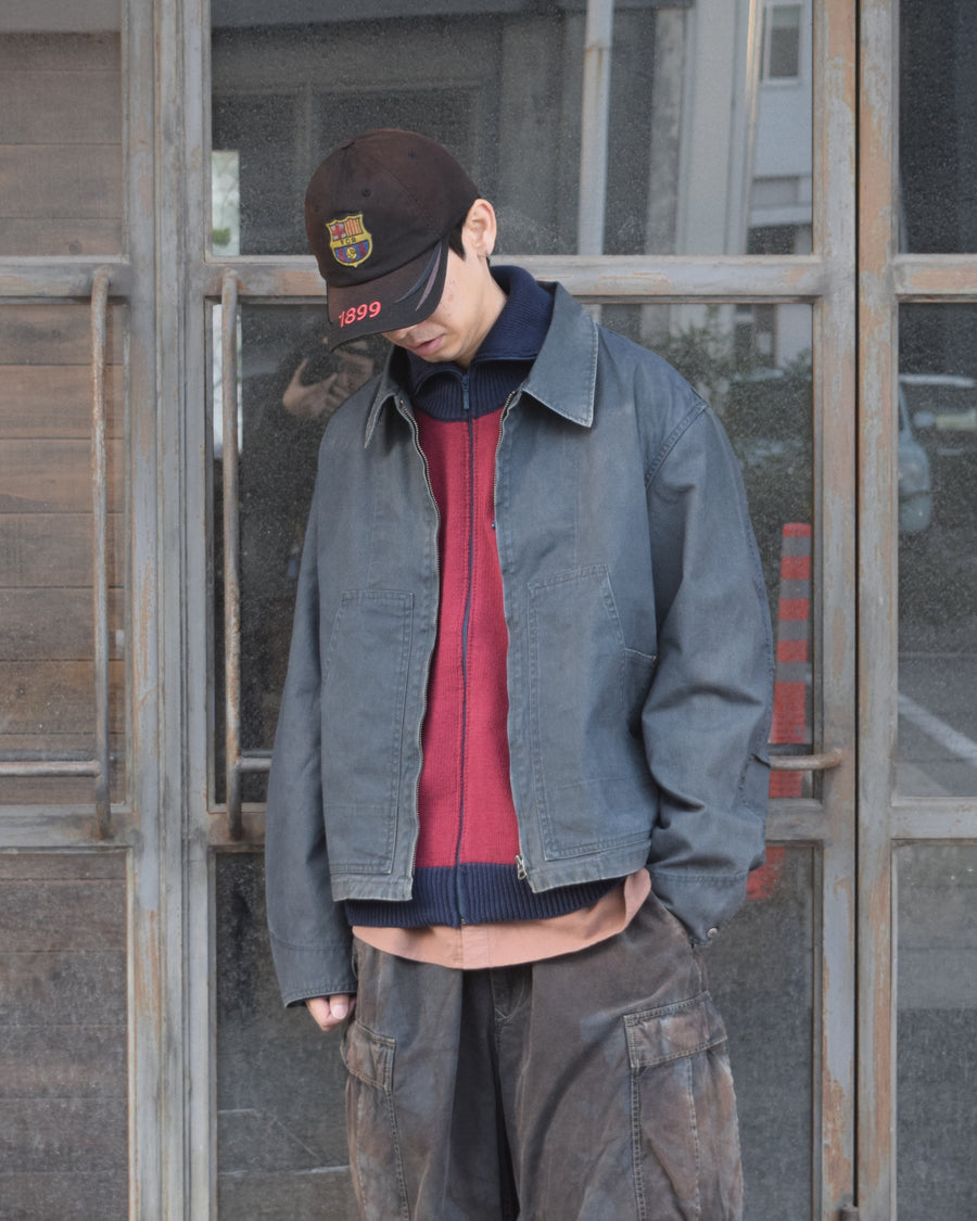 【 商品名：デトロイトダックジャケット 】

本製品は、ゆとりのある身幅とややクロップド丈のシルエットにより、インナーアイテムとのレイヤードを楽しめるようサイズ設計されたブラックカラーのジャケットです。生地には頒布の中でも最も薄手の11号帆布生地を使用しており、強度・耐久性に優れるとともに、着用を重ねるごとにアタリなどの経年変化を味わえる素材が特徴です。また、水や薬品の使用量を抑えながら生地の凹凸部分のアタリを強調し、同時に自然な脱色感を与える特殊エイジング加工を施しています。なお、タンブラー乾燥を行っているため、寸法に多少の誤差が生じる場合がございます。