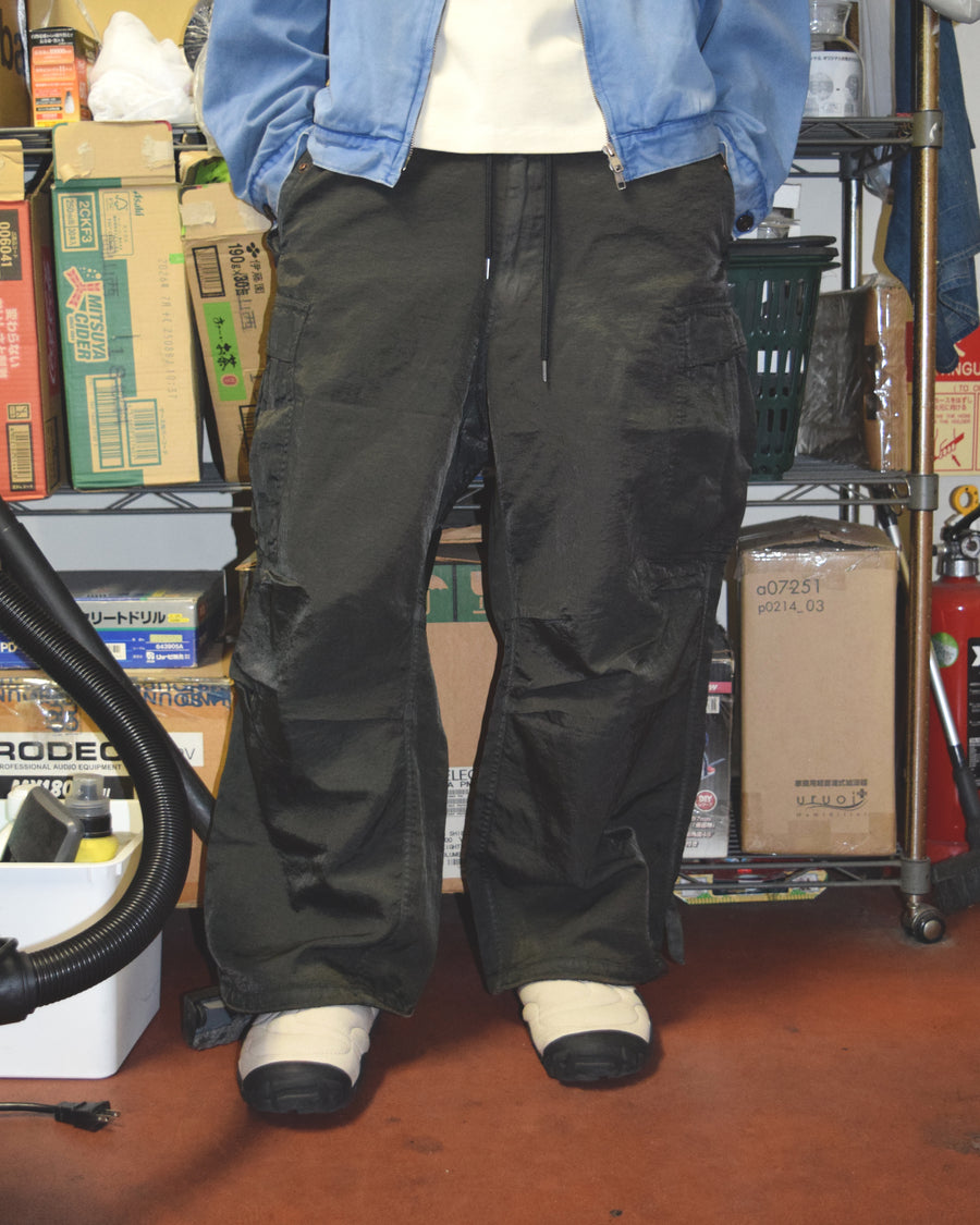 U.S. ARMYのM-51フィールドパンツをベースに再構築した一本。主要なディテールは忠実に再現しつつ、特殊な製品染め加工を施すことで、ヴィンテージとは異なる独自の風合いに仕上げています。生地には中肉クラスのナイロンツイルを使用。程よい肉感があり、幅広いシーズンで着用可能です。製品染め後に薬品で色を落とす特殊加工により、奥行きのある表情を生み出しています。Reimagined based on the U.S. ARMY M-51 Field Pants.
While faithfully retaining the original key details, a special garment-dyeing process gives the piece a distinctive character that differs from authentic vintage examples.