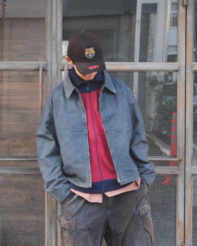 【 商品名：デトロイトダックジャケット 】

本製品は、ゆとりのある身幅とややクロップド丈のシルエットにより、インナーアイテムとのレイヤードを楽しめるようサイズ設計されたブラックカラーのジャケットです。生地には頒布の中でも最も薄手の11号帆布生地を使用しており、強度・耐久性に優れるとともに、着用を重ねるごとにアタリなどの経年変化を味わえる素材が特徴です。また、水や薬品の使用量を抑えながら生地の凹凸部分のアタリを強調し、同時に自然な脱色感を与える特殊エイジング加工を施しています。なお、タンブラー乾燥を行っているため、寸法に多少の誤差が生じる場合がございます。