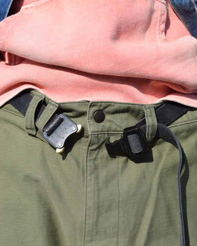 岡山県を拠点とするレザーブランド〈BRASSBOUND〉とのコラボレーションによる「COBRA BUCKLE LEATHER BELT TYPE2」。世界最高水準の安全性と耐久性を誇るコブラバックルを採用し、ワンタッチでの着脱が可能です。ベルト本体にはヌメカウレザーを使用。空打ち加工と吟面の仕上げにより、自然な風合いと経年変化を楽しめる一本に仕上げています。The COBRA BUCKLE LEATHER BELT TYPE2 is a collaboration with the Okayama-based leather brand BRASSBOUND.It features a Cobra Buckle known for world-class safety and durability, allowing quick locking and releasing.