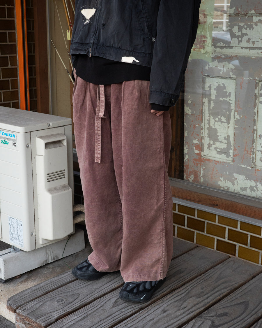 肉厚でとろみのあるフレンチリネンを使用した、ワイドシルエットのイージーパンツ。硫化染め後に水を使わない「サスティナブルブリーチ」を施し、環境に配慮しつつ長年穿き込んだような色褪せと深みを表現しました。リネン特有の清涼感と、腰の抜けた柔らかな肌馴染みが、極上のリラックス感と快適な穿き心地を実現します。Wide easy pants in thick, supple French linen. Featuring eco-friendly waterless bleach on sulphur-dyed fabric, they offer a vintage fade with a soft, broken-in feel. The spacious fit and breathable texture ensure ultimate comfort.