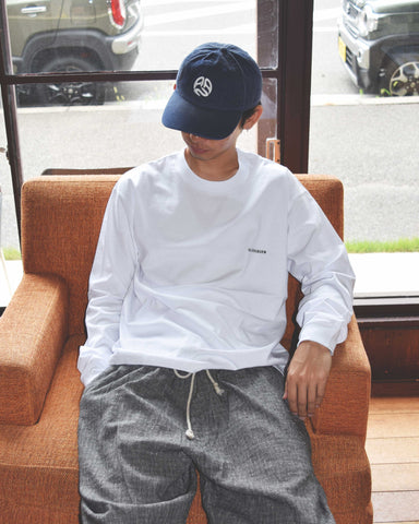 左胸にANACHRONORMのミニ刺繍が入っているベーシックな白色のロングスリーブTシャツ