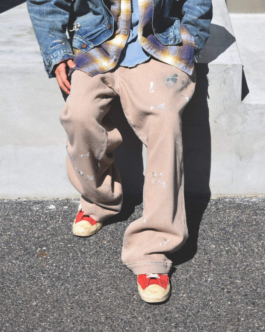 シルエットを重視したワイドイージーパンツ。
柔らかな甘織りデニムを使用し、快適な着心地を実現しました。
弱スラブ糸で織り上げた太畝ツイルデニムは、ふっくらとした質感と自然なストレッチ性が特徴で、ベージュカラーが上品な印象を与えます。