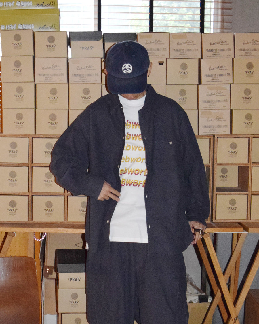 ソフトなタッチのコットンスウェード素材を使用したブルーグレイ色のワイドシルエットシャツ