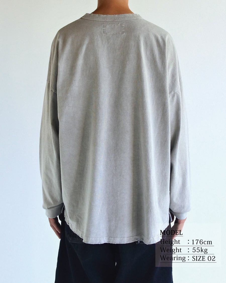 こだわりのオリジナルカラーで仕上げたロングスリーブTシャツ。幾度もの染色テストを重ね、他にはない絶妙な色味を追求しました。素材にはローゲージで編み立てたコットン天竺を採用し、程よい厚みとクリアな質感を両立。特殊顔料染めを施すことで、BEIGEの柔らかな発色の中に奥行きのある表情と、独特なこなれ感を引き出しています。

A long-sleeve T-shirt featuring a meticulously developed original color. Crafted from a relatively low-gauge cotton jersey for a clean yet structured look. This BEIGE piece is treated with a special pigment dye, achieving a unique depth of color and a sophisticated, lived-in texture that results from extensive color testing.