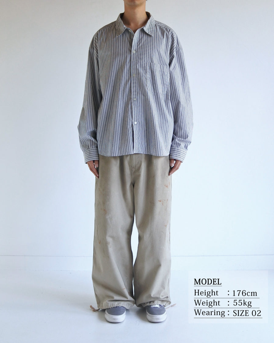 クリーンな高密度ストライプシャツに、スプレーによる顔料吹き付け加工を施し、自然なムラ感を与えた一着。リラックス感のあるシルエットが、上品さとラフさを絶妙なバランスで両立させています。素材には米綿100%の高密度ストライプ生地を採用。綿100%のナチュラルな風合いながら、シワになりにくい実用性も兼ね備えています。

A clean stripe shirt enhanced with a subtle pigment spray process for a natural, textured look. The relaxed silhouette perfectly balances elegance with a casual edge. Crafted from high-density US cotton stripe fabric, this WHITE STRIPE piece offers a crisp feel that is naturally wrinkle-resistant while maintaining the comfort of 100% cotton.