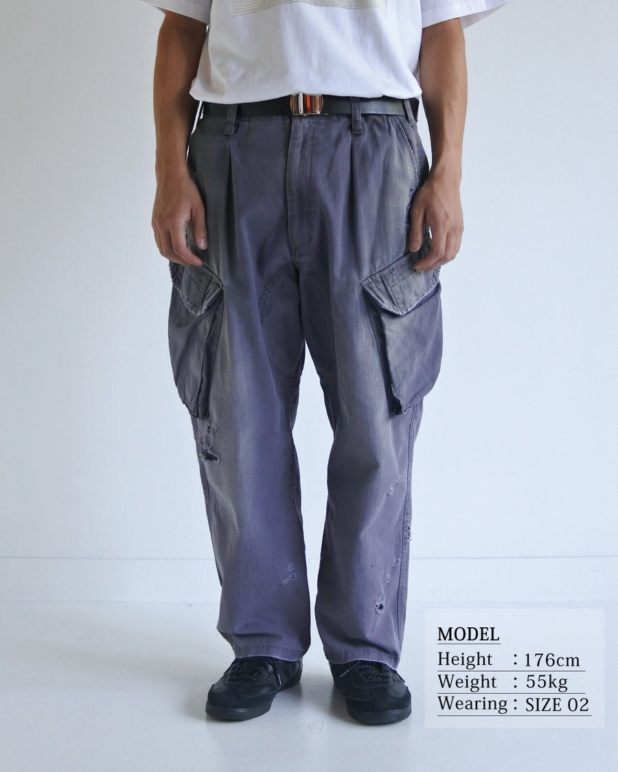 ミリタリートラウザーズを現代的にリファイン。斜めのカーゴポケットが実用的なアクセントを添え、洗練されたテーパードラインが際立ちます。素材には肌馴染みの良い10sヘリンボンを採用。環境に配慮した特殊エイジング・サンフェード加工と随所のリメイクにより、リアリティのある褪色感とヴィンテージな佇まいを表現しました。

Modernized military trousers with a refined tapered fit and slanted cargo pockets. Crafted from soft 10s herringbone, this CHARCPAL pair features special sun-fading and remake details. It achieves an authentic, time-worn vintage character while utilizing eco-conscious processing to minimize environmental impact.